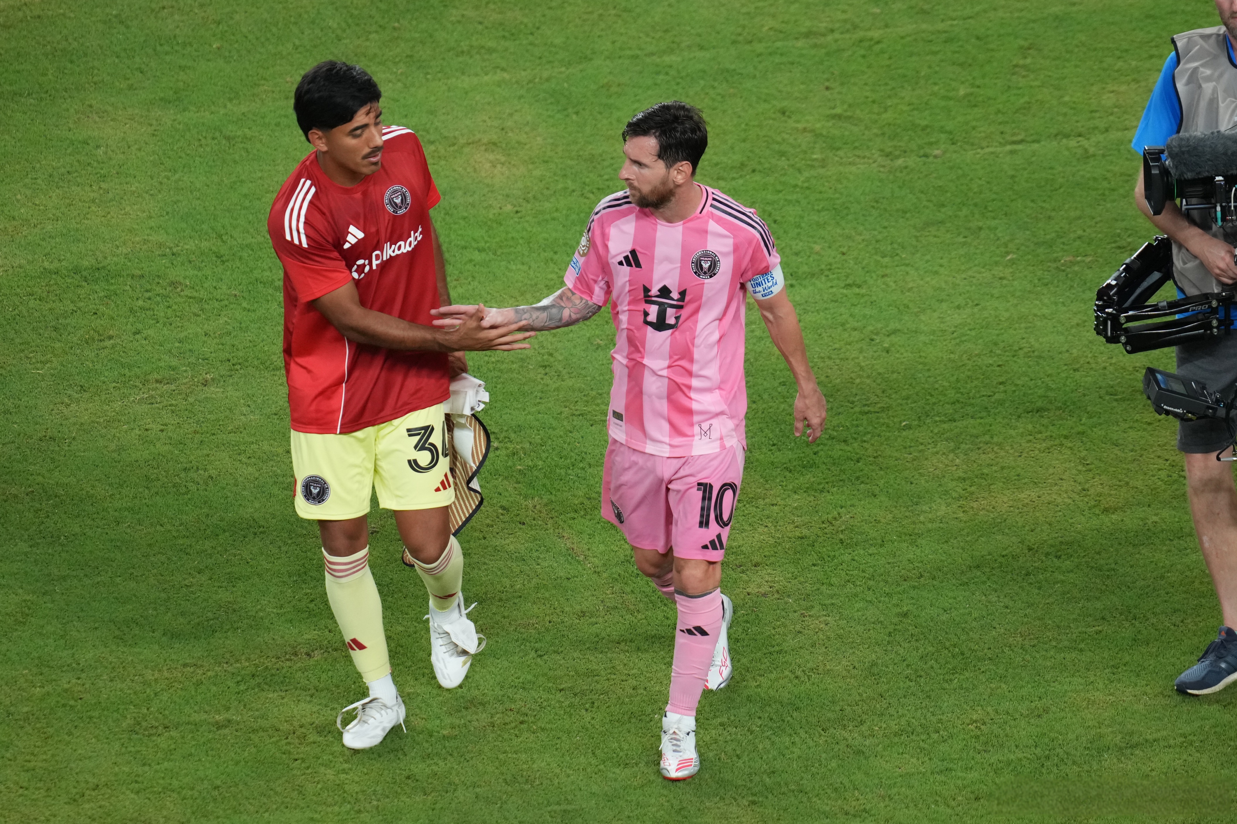 不来梅队长任意球绝杀，率队夺取关键胜利的简单介绍